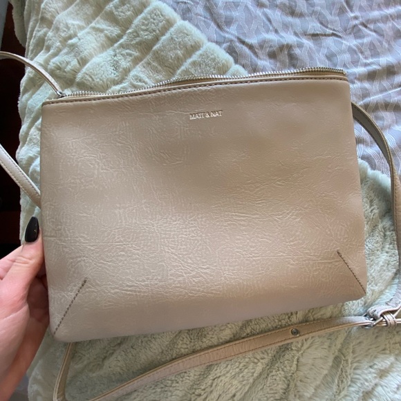 Mat and Nat vegan leather crossbody bag in beige - Picture 5 of 8